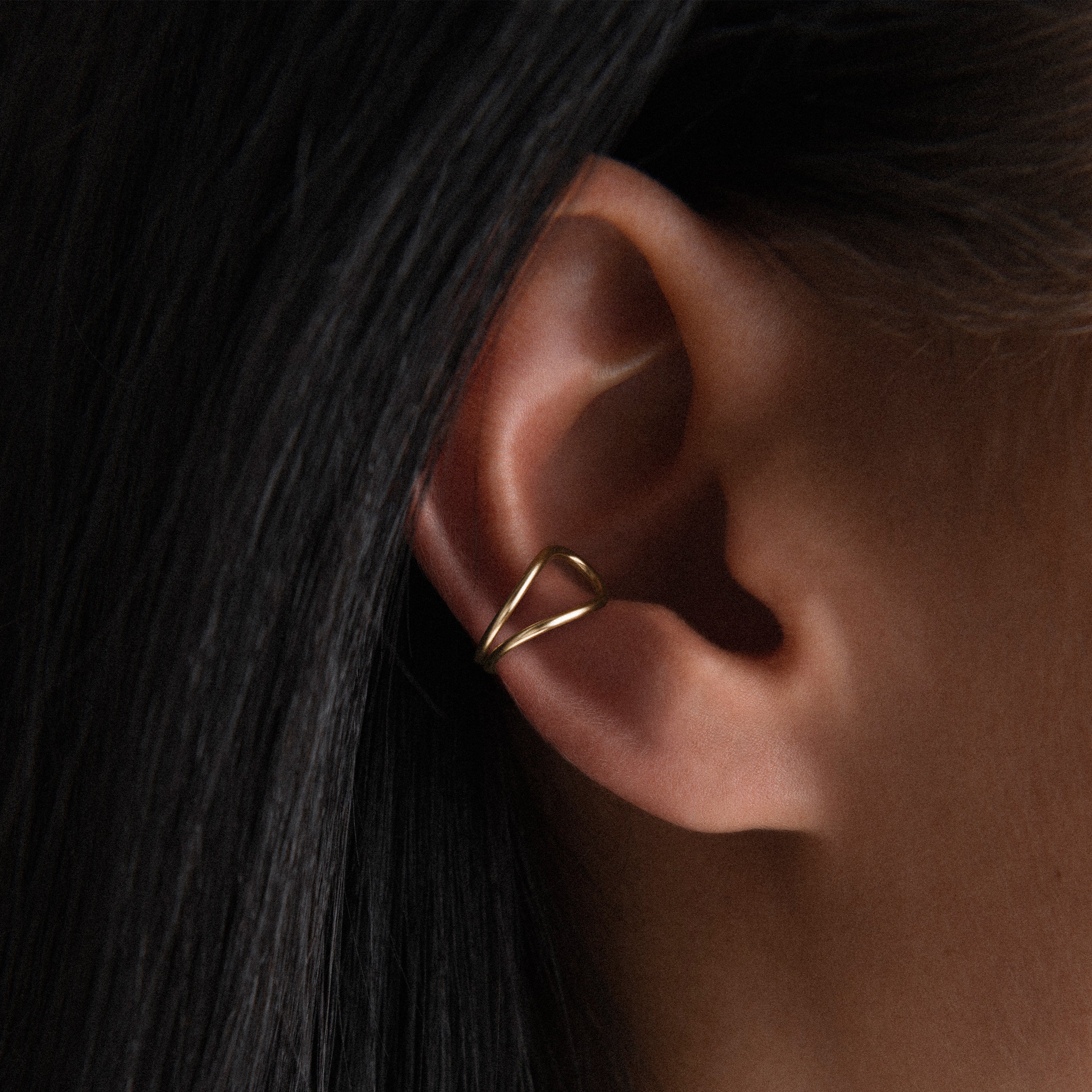 Outline ear cuff letter e yellow gold worn on ear no whole Atelier Paulin