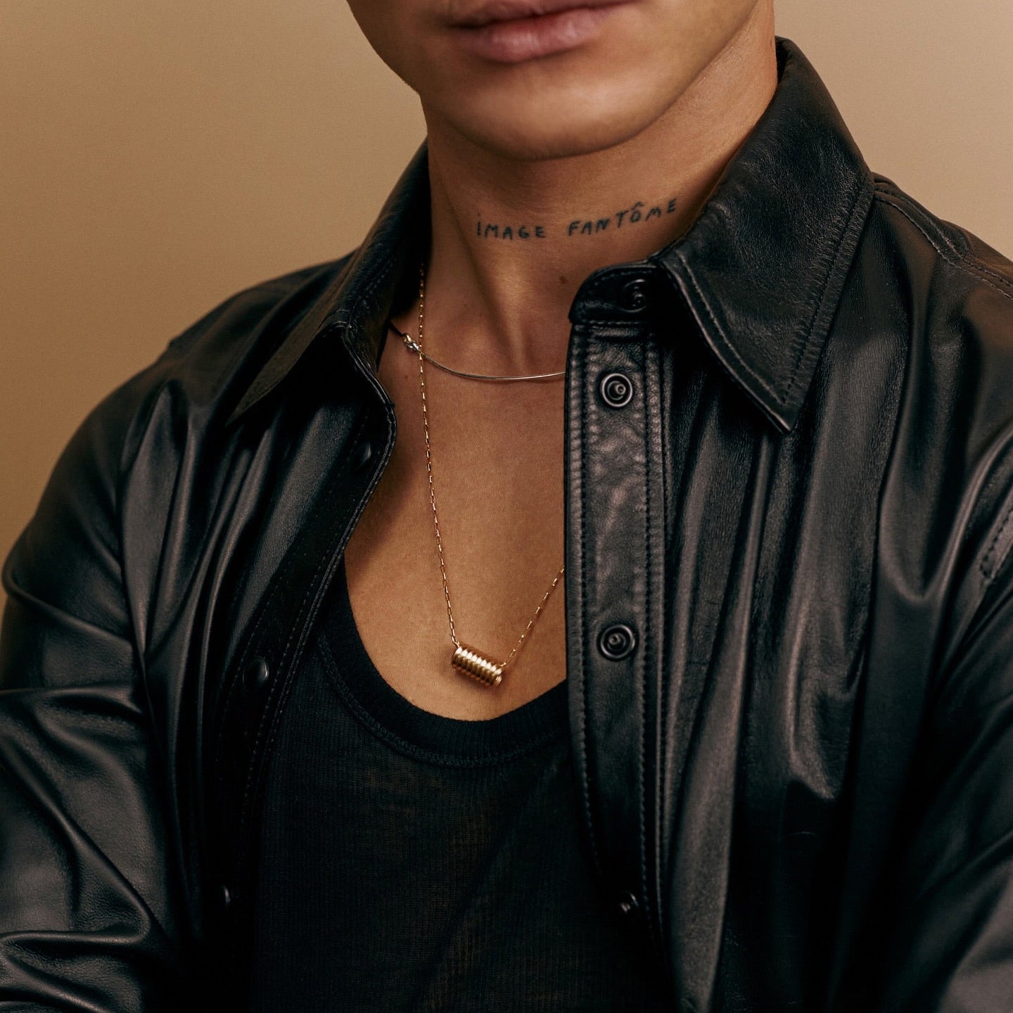 Man wearing gold necklaces in layers, gold chain spring necklace from Atelier Paulin.